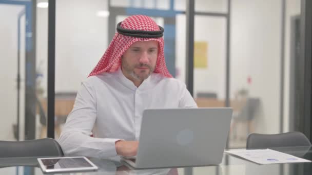 Omul Arab Având Dureri Gât Birou — Videoclip de stoc