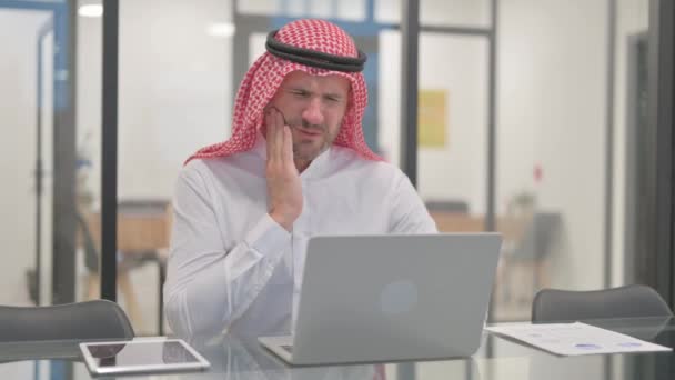 Arab Man Bólem Zęba Biurze — Wideo stockowe