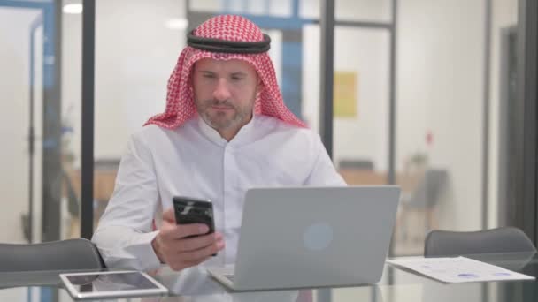 Homem Árabe Navegando Internet Smartphone — Vídeo de Stock