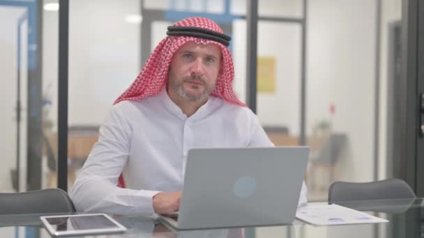 Arabische Man Afwijzen Met Een Afkeer Van Zwangerschap Het Werk — Stockvideo