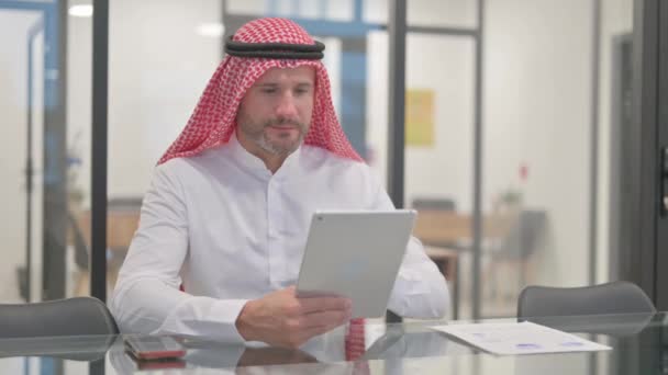 Hombre Árabe Celebrando Mientras Usa Tableta — Vídeos de Stock