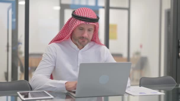 Choqué Homme Arabe Regardant Caméra Tout Travaillant Sur Ordinateur Portable — Video