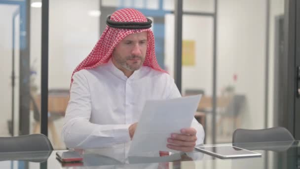 Araber Liest Geschäftsbericht Bei Der Arbeit — Stockvideo