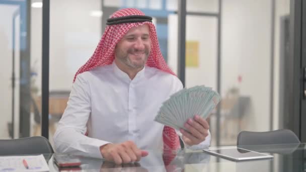 オフィスでお金を楽しんでいる幸せなアラブ人 — ストック動画