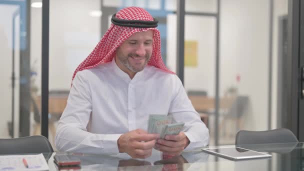 Hombre Árabe Contando Dinero Trabajo — Vídeos de Stock