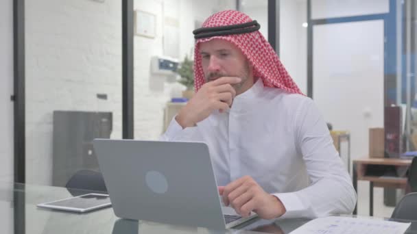Brainstorming Idade Média Homem Muçulmano Pensando Novo Plano — Vídeo de Stock