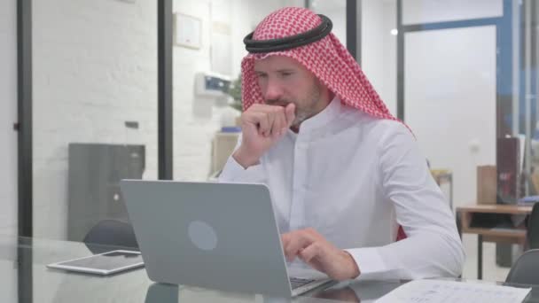 Malade Moyen Age Musulman Sentant Mal Travail Toussant — Video
