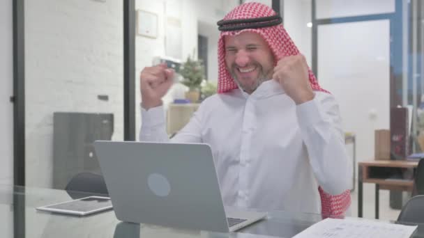Homem Muçulmano Meia Idade Comemorando Sucesso Fazer Multitarefa Trabalho — Vídeo de Stock