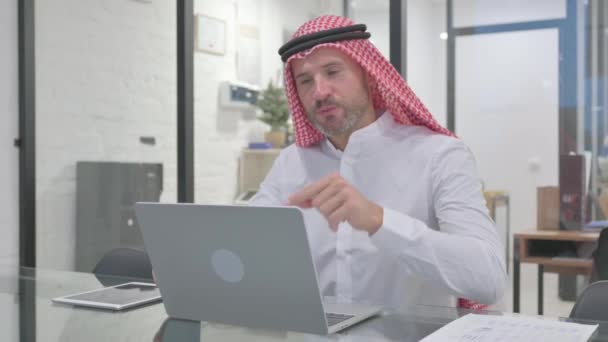 カスタマーオンライン ビデオ会議で話す中年イスラム教徒 — ストック動画