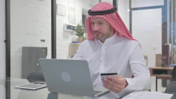 オンライン決済問題に直面する中年ムスリム男性 — ストック動画