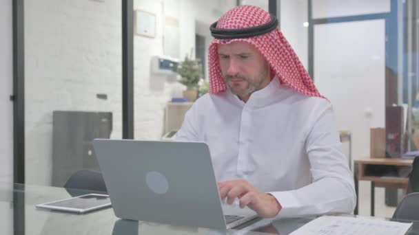 中年イスラム教徒の男性は仕事でマルチタスクをしている間に浮気を感じます — ストック動画