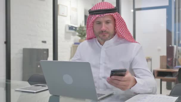 イスラム教徒 複数のデジタル デバイス — ストック動画