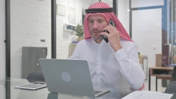 Homem Muçulmano Meia Idade Conversando Por Telefone Com Cliente Negociação — Vídeo de Stock