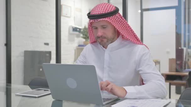 Homem Muçulmano Meia Idade Sorrindo Para Câmera Trabalho — Vídeo de Stock