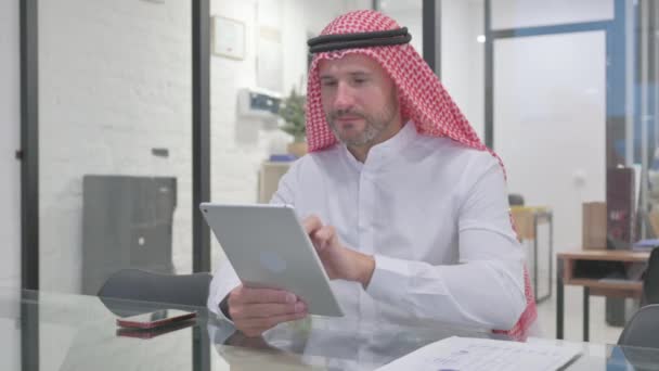 Homem Muçulmano Meia Idade Celebrando Usar Tablet — Vídeo de Stock