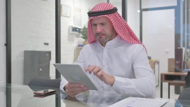 Homem Muçulmano Meia Idade Reagindo Perda Dinheiro Tablet — Vídeo de Stock