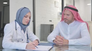 Başörtüsü Doktoru Hastayla Sağlık Raporunu Tartışıyor