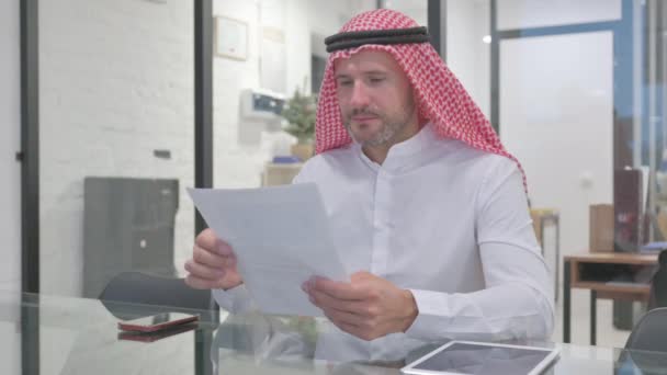 Homem Muçulmano Meia Idade Excitado Depois Ler Documentos — Vídeo de Stock