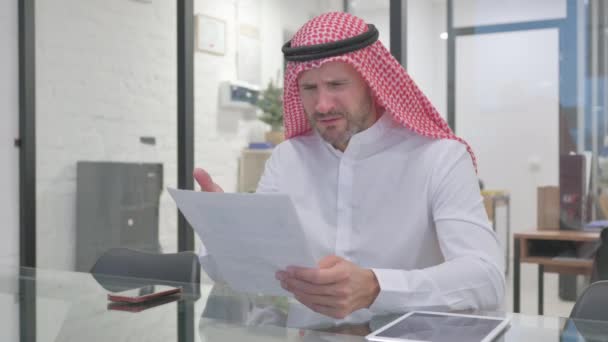 Мусульманська Людина Середнього Віку Шокована Після Читання Документів — стокове відео
