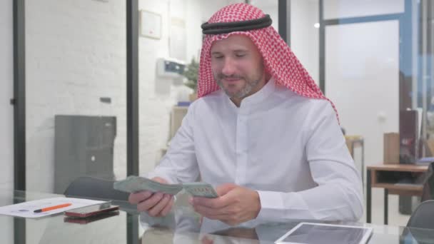 中年イスラム教徒の男が仕事でお金を数える — ストック動画
