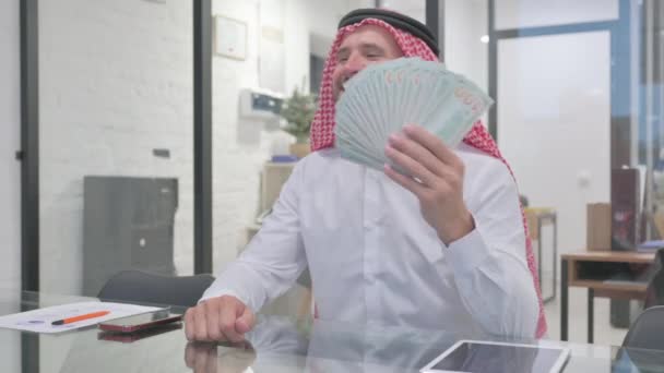 Щасливий Мусульманин Середнього Віку Насолоджується Грошима Роботі — стокове відео