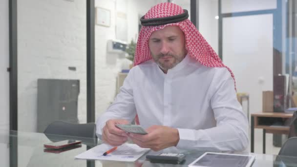 Hombre Musulmán Mediana Edad Contando Dinero Mientras Hace Cálculos Financieros — Vídeos de Stock