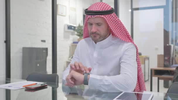 オフィスでスマートウォッチを使用して中年イスラム教徒男性 — ストック動画
