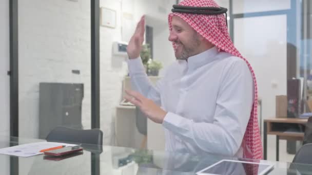 オフィスで踊るハッピーミドルイスラム教徒 — ストック動画
