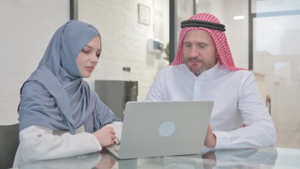 Arabiska Affärsmän Som Arbetar Laptop Office — Stockvideo