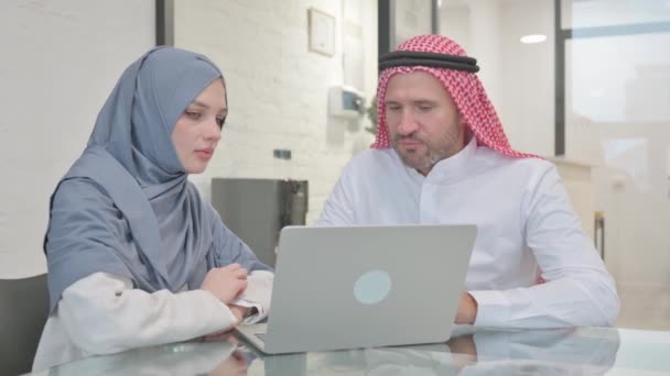 Arabische Geschäftsfrau Diskutiert Arbeit Mit Weiblicher Kollegin — Stockvideo