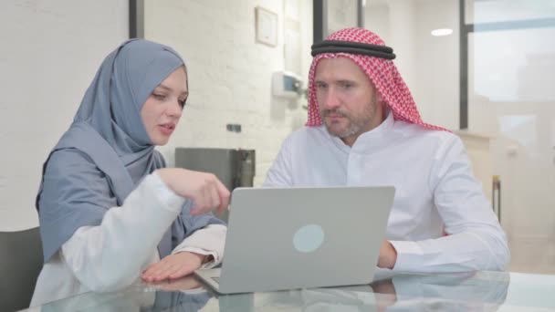 Muslimische Frau Spricht Mit Arabischem Mann Zur Arbeit — Stockvideo
