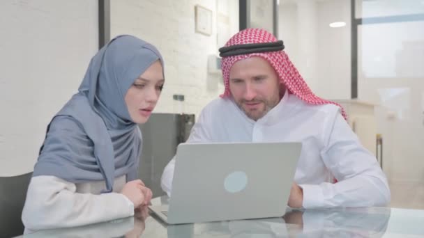 Bilgisayarda Başarı Kutlayan Arap Adamları — Stok video