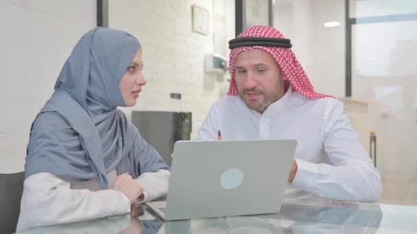 Wütende Arabische Geschäftsleute Streit Bei Der Arbeit — Stockvideo
