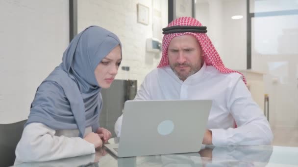 Arabiska Affärsmän Som Reagerar Förlust Datorn — Stockvideo