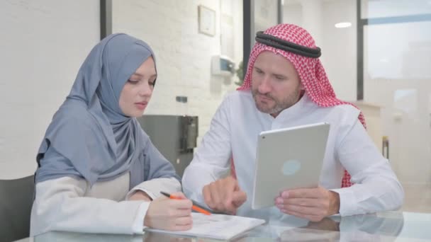 Muslimska Affärsmän Som Använder Surfplatta När Arbetar Tillsammans — Stockvideo