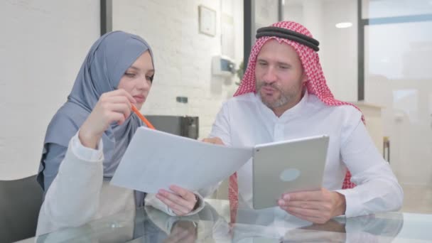 Muslimische Unternehmer Diskutieren Über Geschäfte Und Arbeiten Zusammen — Stockvideo