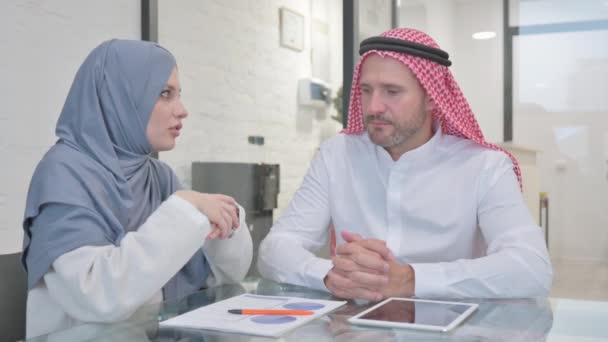 Muselman Kvinna Talar Med Arabiska Man Office — Stockvideo