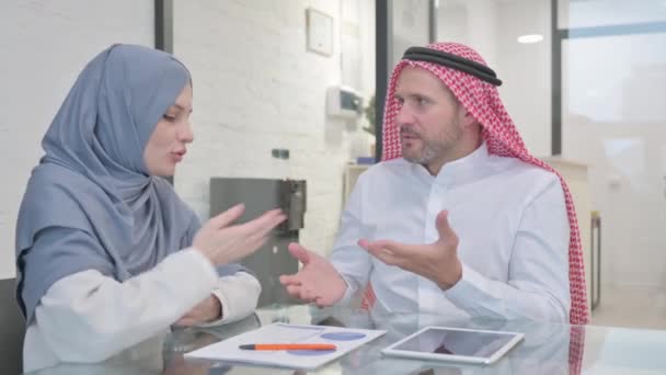 Wütender Muslimischer Geschäftsmann Streit Mit Weiblicher Kollegin — Stockvideo