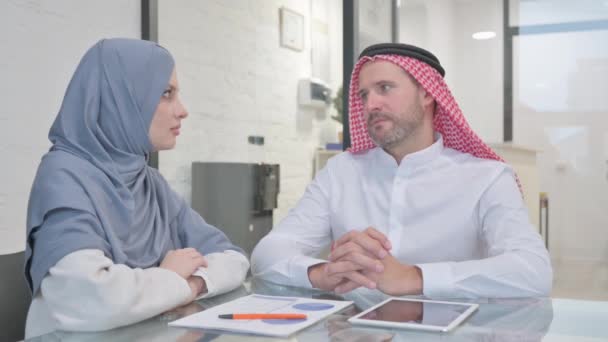 Empresário Muçulmano Conversando Com Colega Feminina Árabe — Vídeo de Stock