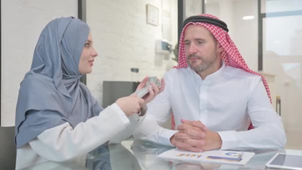 Mujer Musulmana Dando Dinero Hombre Árabe Pago — Vídeos de Stock