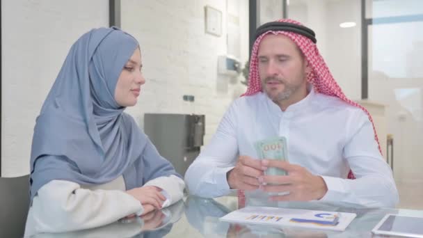 Empresario Musulmán Dando Dinero Mujer Árabe Cargo — Vídeos de Stock