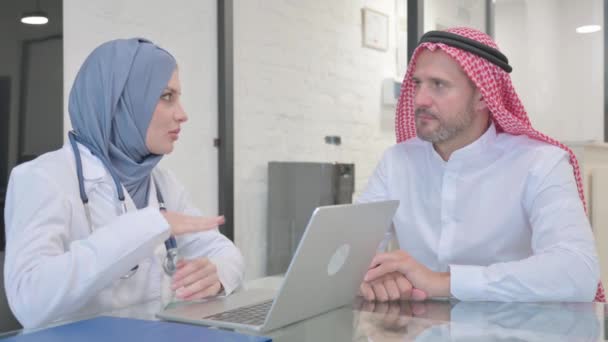Médico Hijab Hablando Con Paciente Clínica — Vídeo de stock
