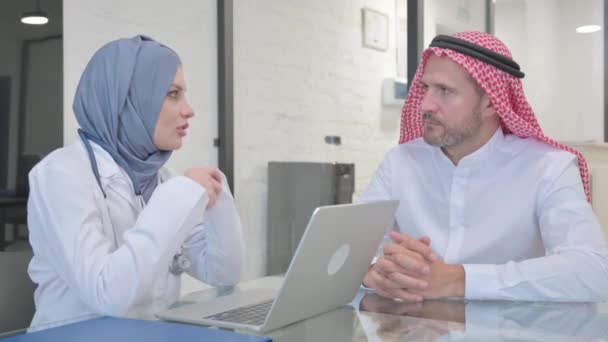 Arzt Hijab Spricht Mit Araber Klinik — Stockvideo