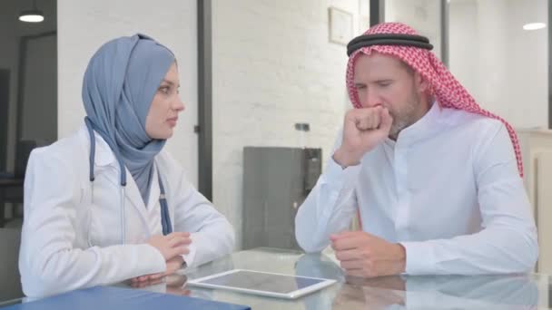 Hosta Arabisk Man Pratar Med Läkare Hijab — Stockvideo