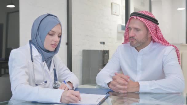Doctor Hijab Writing Medicine Arab Patient — Stock Video