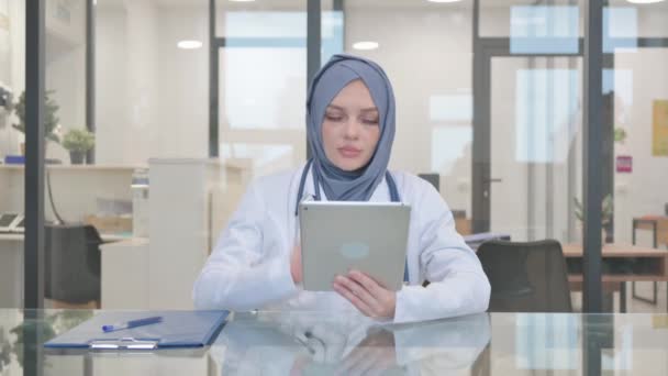 Medico Hijab Fare Chat Online Tablet — Video Stock