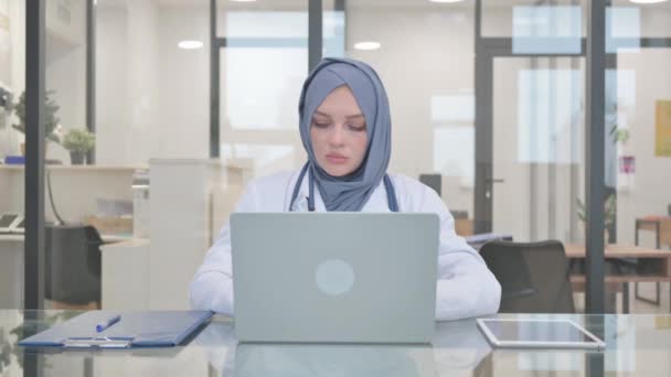 Medico Hijab Sorridere Alla Fotocamera Mentre Lavora Sul Computer Portatile — Video Stock