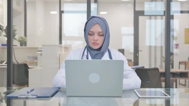 Arzt Hijab Schüttelt Den Kopf Während Laptop Arbeitet — Stockvideo