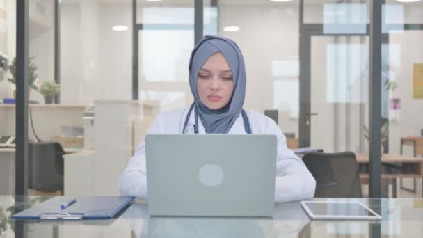 Pollice Giù Dal Medico Hijab Mentre Lavora Sul Computer Portatile — Video Stock