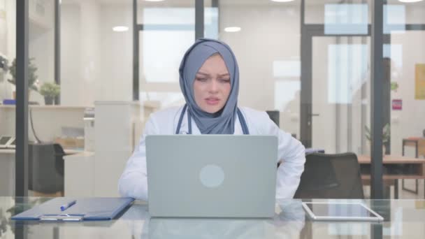 Γιατρός Hijab Έχοντας Πόνο Στην Πλάτη Στην Κλινική — Αρχείο Βίντεο